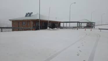 Rescatan a familia que quedó atrapada en medio de nevazones en Paso Vergara