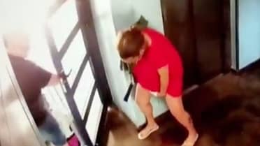 Mujer da a luz de pie y apoyada en una pared en el hall de un edificio