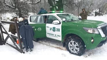 Carabineros rescató a personas aisladas por la nieve en la precordillera de Molina