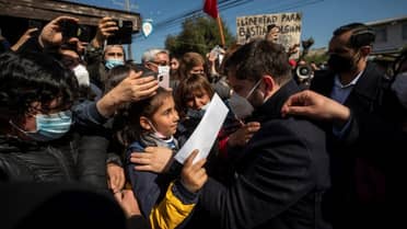Viralizan paso del presidente Boric por hoyos de calle Maipú