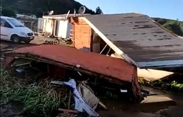 Marejadas desintegraron cabaña de veranero en sector Rancura de Iloca
