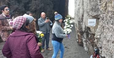 Familias de jóvenes desaparecidos en Cobquecura se reencontraron en la playa Iglesia de Piedra