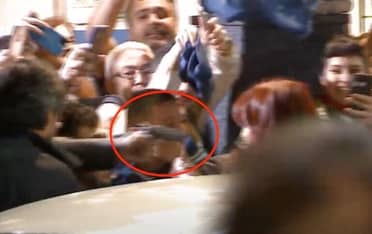 Sujeto apuntó en la cabeza a Cristina Fernández y fue detenido por la policía