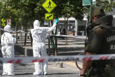Investigan origen y composición de bomba encontrada en edificio en Las Condes