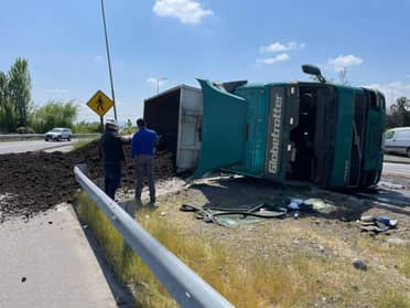 Cursan sumarios sanitarios tras volcamiento de camión con compost en la carretera