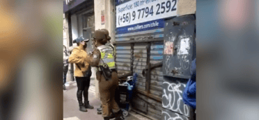 Carabinera se enfrenta a ambulantes y se hace viral: "Ni siquiera pagan impuestos y están vendiendo"