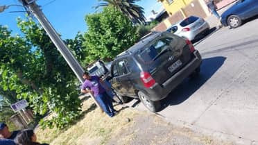 Accidente deja al descubierto a conductora que manejaba auto robado en Curicó