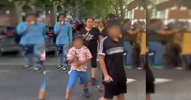 En libertad y denunciada al Tribunal de Familia quedó madre de niños grabados portando cuchillos en Santiago