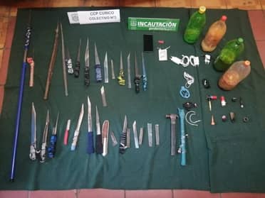 50 armas blancas fueron decomisadas en la cárcel de Curicó