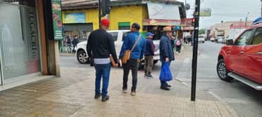 Denuncian a extranjeros por venta forzada de broches para cinturones y zapatillas en Curicó