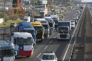 Bloqueo parcial de camioneros entre Arica y Paine