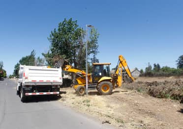 Municipio curicano realiza limpieza en sitio abandonado de EFE en Sarmiento