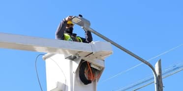 Anticipan proyectos en luminarias públicas y deportes en la comuna de Sagrada Familia