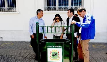 Instalan 15 nuevos basureros en puntos estratégicos del centro de Curicó