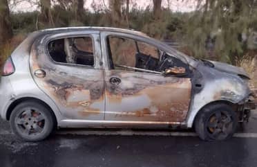 Campaña solidaria para persona cuyo auto resultó quemado tras ayudar en incendio forestal