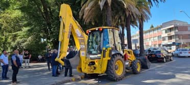 Gobierno regional hizo entrega de una retroexcavadora para Curicó