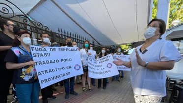 Colegio Médico de Curicó se manifestó en las afueras del hospital tras exclusión en el reajuste del 12%