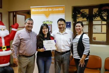 Valentina Olivares estudiará inglés gracias a beca entregada por municipio de Licantén