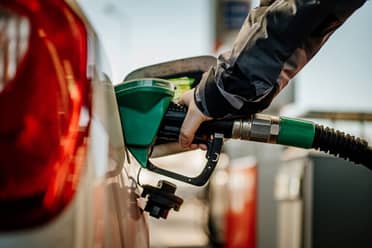 ENAP anuncia nuevo reajuste a las bencinas: contempla una caída de hasta 28 pesos por litro