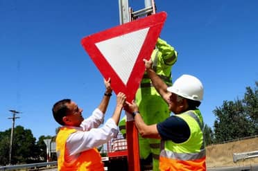 Cambian señalética ubicada en el cruce Los Niches