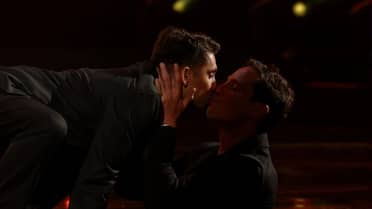 Gonzalo Valenzuela y Fabrizio Copano se dan un beso en pleno show de Viña 2023