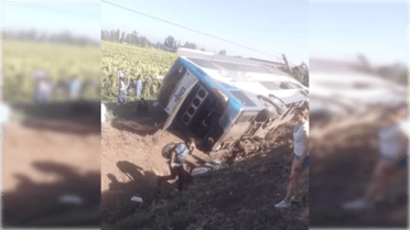 Grave volcamiento de bus en cercanías del sector Peor es Nada
