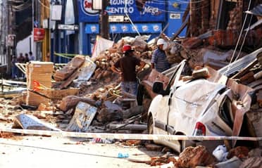 A 13 años del 27F: Imágenes de un Curicó que quedó en el suelo