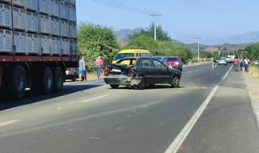 Colisión frontal involucra a tres vehículos en Los Niches