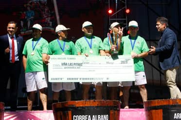 Viña “Las Pitras” ganó concurso de Pisadores de Uva en la Vendimia de Chile 2023