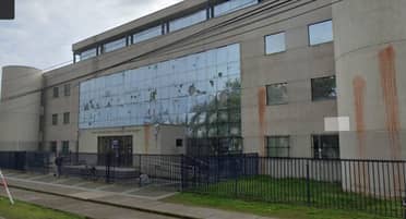 En los próximos días comenzará la reposición de cristales en el edificio de los tribunales penales de Curicó