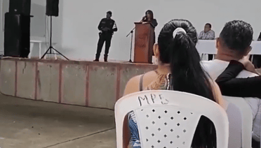 "Vayan a otro colegio": Rectora prohibió a los alumnos el uso de celulares y el pelo largo o teñido