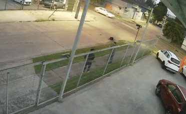 Video muestra a carabinero luchar contra delincuentes que lo asaltaban: hirió uno a bala