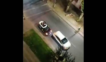 Mujer subió al techo de su auto para intentar evitar encerrona: video captó su desesperación