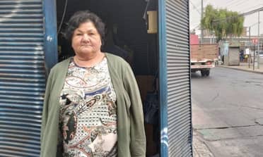 Camión arrastra kiosco con su dueña adentro: “Pensé que era un temblor”