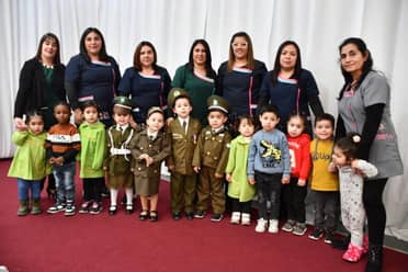 Niños también rindieron homenaje a carabineros en Sagrada Familia