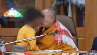 Dalái Lama causa controversia tras besar a un niño en la boca