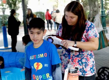 Municipio curicano implementó stand sensorial en plaza de armas