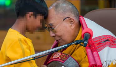 Dalái Lama ofrece disculpas tras besar a niño en la boca y pedirle que "chupara su lengua"