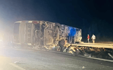 Un muerto y al menos 30 heridos deja volcamiento de bus en la Ruta 5 Sur