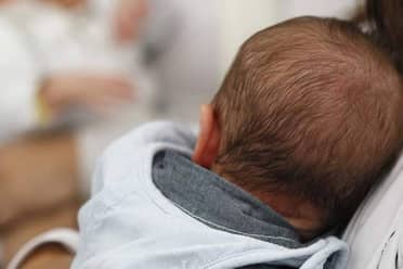 Dictan 14 años de cárcel para hombre que golpeó y dejó con daño neurológico a su hija de 2 meses