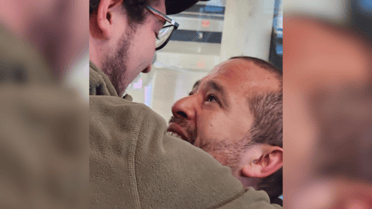 Chileno adoptado ilegalmente durante la dictadura se reencuentra con su familia