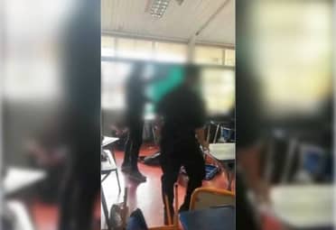 Graban a estudiante golpeando a profesor en sala de clases de colegio en Buin