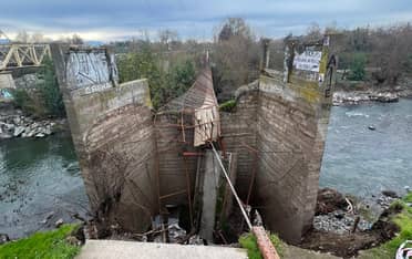 Vecinos solicitan urgente reparación de pasarela dañada sobre el Río Guaiquillo