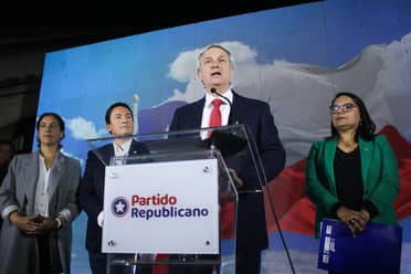 Republicanos es el partido con el que se identifican más chilenos, según encuesta