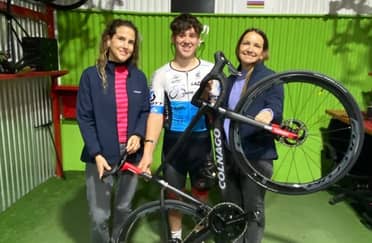Felipe Pizarro recibió bicicleta profesional para continuar con sus entrenamientos