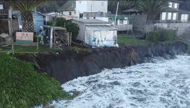 Vivienda de pescadores está peligro de ser arrastrada por el mar cerca de Iloca