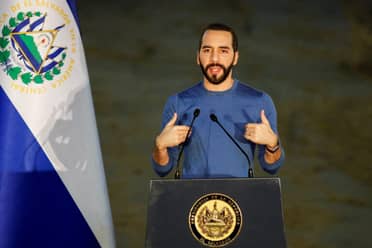 Bukele ordena a 8.000 soldados y policías para capturar a pandilleros en El Salvador
