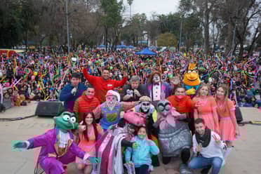 Municipio de Curicó ofreció show gratuito de Cachureos para celebrar el Día del Niño y la Niña