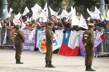 Realizan manifestación al exterior de La Moneda a minutos del cambio de gabinete