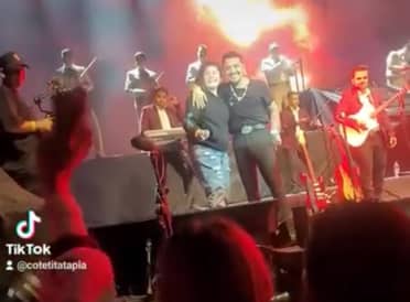 Curicana subió al escenario a cantar con  Christian Nodal